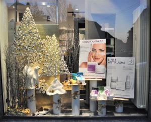 Decorare le vetrine della farmacia per Natale: come fare